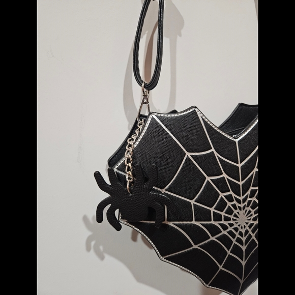 Heart Shaped Spider Web Bag - Picture 2 of 4